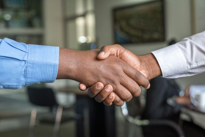 Aperto de mãos entre duas pessoas depois de um acordo fechado